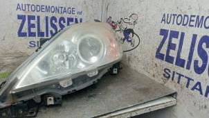 Używane Reflektor lewy Mazda 5 (CR19) 1.8i 16V Cena € 78,75 Procedura marży oferowane przez Zelissen V.O.F. autodemontage