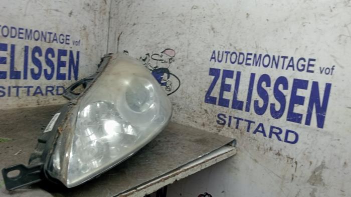 Używane Reflektor lewy Peugeot 407 Cena € 47,25 Procedura marży oferowane przez Zelissen V.O.F. autodemontage