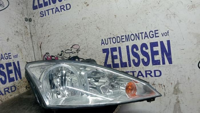 Używane Reflektor prawy Ford Focus 1 1.6 16V Cena € 42,00 Procedura marży oferowane przez Zelissen V.O.F. autodemontage