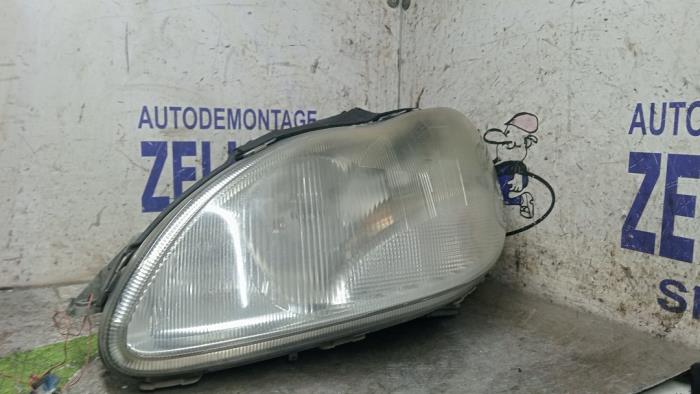 Używane Reflektor lewy Mercedes S (W220) 3.2 S-320 18V Cena € 183,75 Procedura marży oferowane przez Zelissen V.O.F. autodemontage