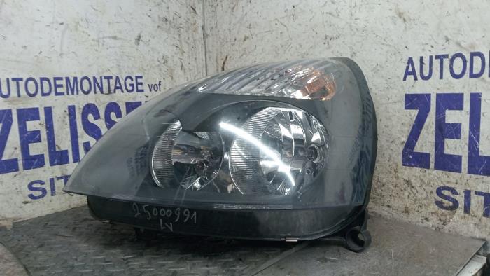 Używane Reflektor lewy Renault Clio II (BB/CB) 1.2 16V Cena € 31,50 Procedura marży oferowane przez Zelissen V.O.F. autodemontage