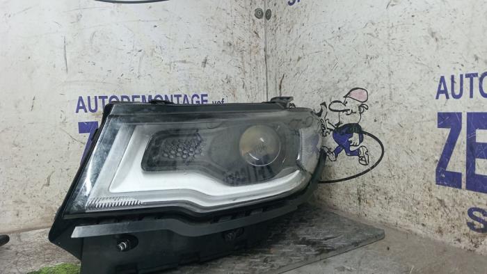 Używane Reflektor lewy Jeep Compass II (MP) 1.3 T4 150 16V Cena € 519,75 Procedura marży oferowane przez Zelissen V.O.F. autodemontage