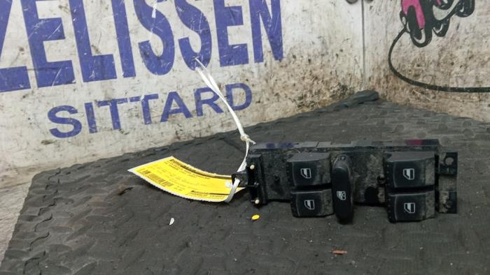 Usados Interruptor de ventanilla eléctrica Volkswagen Sharan (7M8/M9/M6) 2.0 Precio € 36,75 Norma de margen ofrecido por Zelissen V.O.F. autodemontage