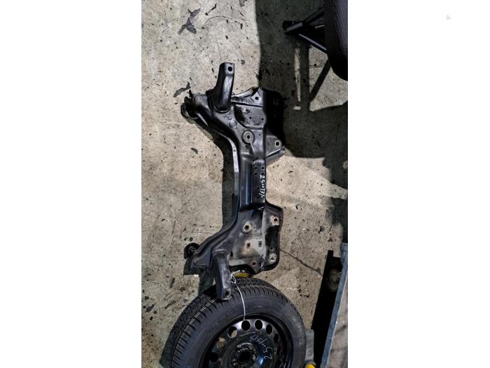 Usados Subchasis Opel Corsa D 1.6i OPC 16V Turbo Precio € 105,00 Norma de margen ofrecido por Zelissen V.O.F. autodemontage