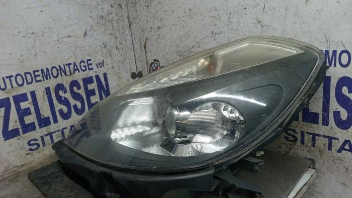 Używane Reflektor lewy Renault Clio III (BR/CR) 1.6 16V Cena € 99,75 Procedura marży oferowane przez Zelissen V.O.F. autodemontage