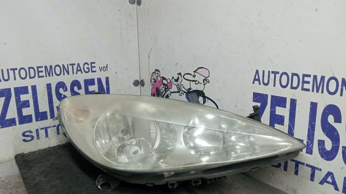 Używane Reflektor prawy Peugeot 307 SW (3H) 1.6 16V Cena € 36,75 Procedura marży oferowane przez Zelissen V.O.F. autodemontage