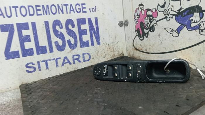 Usados Interruptor de ventanilla eléctrica Peugeot 307 SW (3H) 1.6 16V Precio € 26,25 Norma de margen ofrecido por Zelissen V.O.F. autodemontage