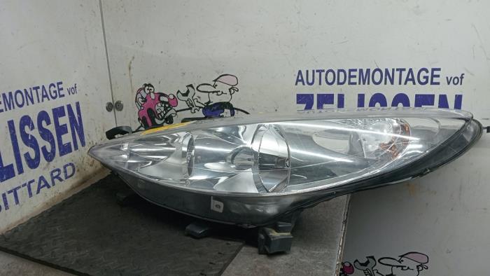Używane Reflektor lewy Peugeot 207/207+ (WA/WC/WM) 1.4 Cena € 52,50 Procedura marży oferowane przez Zelissen V.O.F. autodemontage