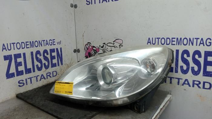 Używane Reflektor lewy Mercedes B (W245) 1.7 B-170 16V Cena € 89,25 Procedura marży oferowane przez Zelissen V.O.F. autodemontage