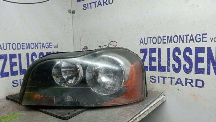 Używane Reflektor lewy Volvo XC90 I Cena € 330,75 Procedura marży oferowane przez Zelissen V.O.F. autodemontage