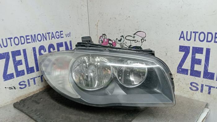 Używane Reflektor prawy BMW 1 serie (E87/87N) 116i 1.6 16V Cena € 89,25 Procedura marży oferowane przez Zelissen V.O.F. autodemontage