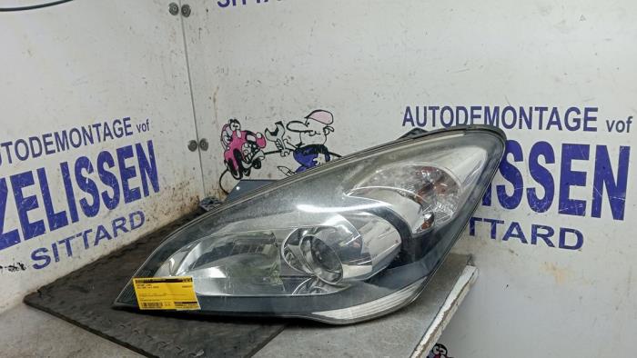 Używane Reflektor lewy Kia Cee'd Sporty Wagon (EDF) 1.6 CVVT 16V Cena € 99,75 Procedura marży oferowane przez Zelissen V.O.F. autodemontage