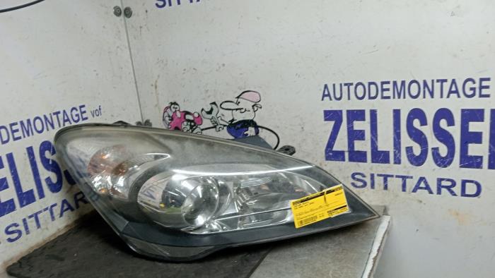 Używane Reflektor prawy Kia Cee'd Sporty Wagon (EDF) 1.6 CVVT 16V Cena € 99,75 Procedura marży oferowane przez Zelissen V.O.F. autodemontage