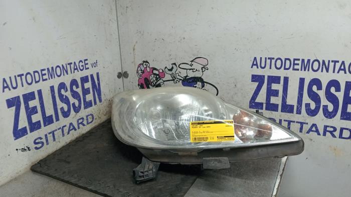 Begagnade Strålkastare, vänster Peugeot 107 1.0 12V Pris € 47,25 Marginaltabell erbjuds av Zelissen V.O.F. autodemontage