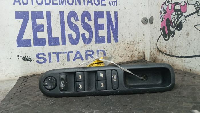 Usados Interruptor de ventanilla eléctrica Peugeot 3008 I (0U/HU) 1.6 VTI 16V Precio € 63,00 Norma de margen ofrecido por Zelissen V.O.F. autodemontage