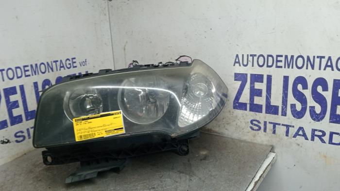 Używane Reflektor lewy BMW X3 (E83) 2.0d 16V Cena € 204,75 Procedura marży oferowane przez Zelissen V.O.F. autodemontage