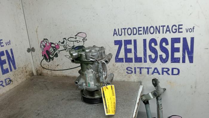 Usagé Compresseur de clim Renault Twingo II (CN) 1.2 16V Prix € 89,25 Règlement à la marge proposé par Zelissen V.O.F. autodemontage