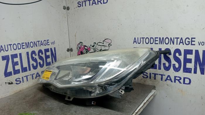 Używane Reflektor lewy Opel Astra J Sports Tourer (PD8/PE8/PF8) 1.4 Turbo 16V Cena € 152,25 Procedura marży oferowane przez Zelissen V.O.F. autodemontage