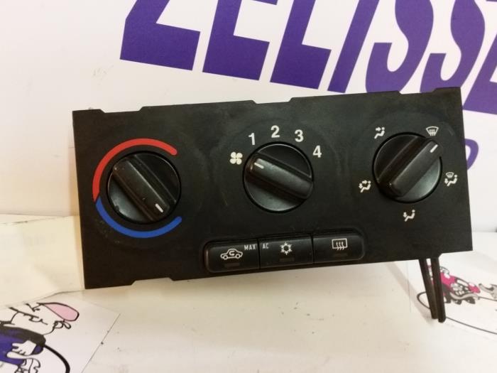 Begagnade Värmekontrollpanel Opel Zafira (F75) 2.0 DTI 16V Pris på förfrågan erbjuds av Zelissen V.O.F. autodemontage