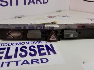 Usagé Commutateur éclairage d'urgence Opel Zafira (M75) 1.6 16V Prix sur demande proposé par Zelissen V.O.F. autodemontage