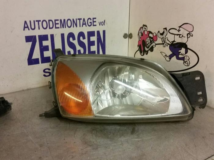 Używane Reflektor prawy Ford Courier (J3/5) 1.8 Di Cena € 31,50 Procedura marży oferowane przez Zelissen V.O.F. autodemontage