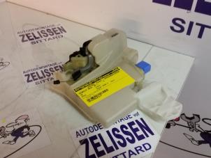 Gebrauchte Türschlossmechanik 2-türig links Volkswagen Polo Preis auf Anfrage angeboten von Zelissen V.O.F. autodemontage