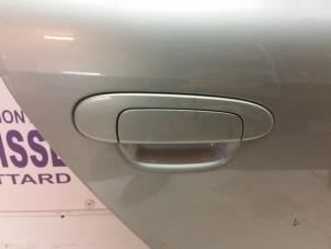Used Rear door handle 4-door, right Toyota Yaris (P1) 1.3 16V VVT-i Price on request offered by Zelissen V.O.F. autodemontage