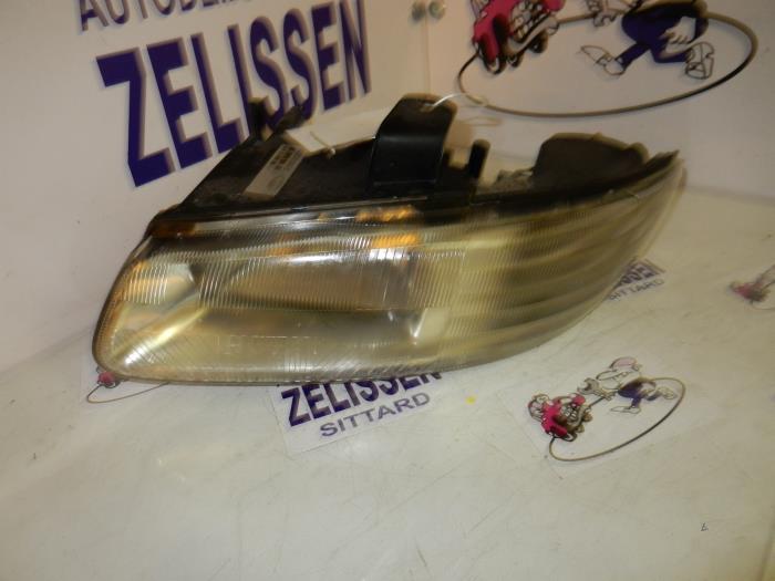 Headlight, left from a Chrysler Voyager 1999