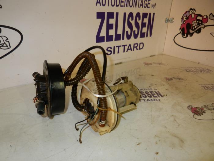 Petrol pump from a Volkswagen Polo III (6N1) 1.3i 55 1995