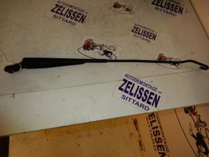 Used Front wiper arm Renault Clio II (BB/CB) 1.6 16V Price on request offered by Zelissen V.O.F. autodemontage