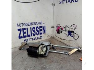 Used Wiper motor + mechanism Renault Clio II (BB/CB) 1.2 Price on request offered by Zelissen V.O.F. autodemontage