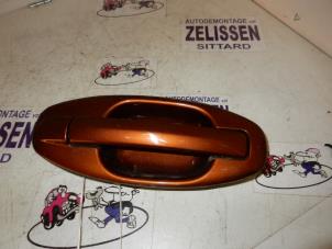 Used Rear door handle 4-door, right Hyundai Santa Fe I 2.4 16V 4x4 Price on request offered by Zelissen V.O.F. autodemontage
