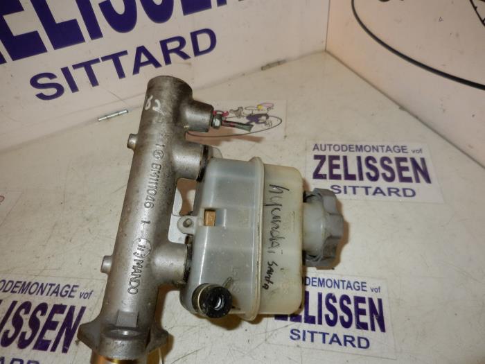 Master Cylinder From A Hyundai Santa Fe I V 4x4 2001 Master Cylinder From A Hyundai Santa Fe I V 4x4 2001