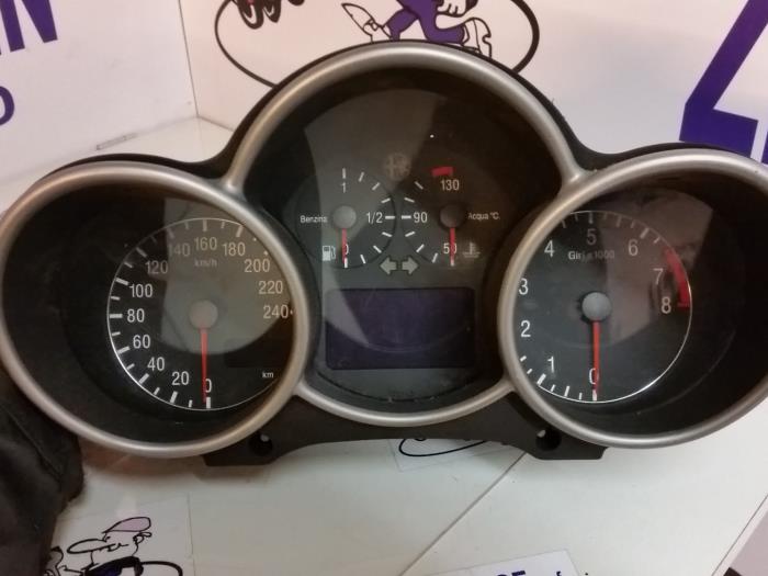 Instrument panel from a Alfa Romeo 147 (937) 1.6 Twin Spark 16V 2001