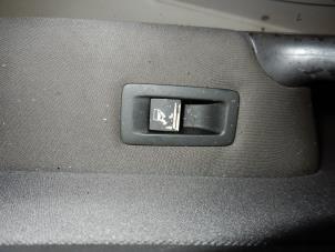 Gebrauchte Elektrisches Fenster Schalter Volkswagen Touran (1T1/T2) 2.0 TDI 16V 140 Preis auf Anfrage angeboten von Zelissen V.O.F. autodemontage