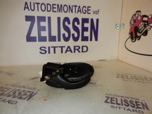 Usagé Poignée de porte arrière gauche Ford Focus 1 Wagon 1.8 TDdi Prix sur demande proposé par Zelissen V.O.F. autodemontage