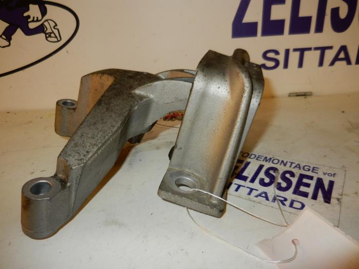 Used Engine mount Renault Twingo II (CN) 1.2 Price on request offered by Zelissen V.O.F. autodemontage