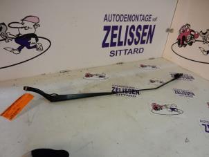 Used Front wiper arm Renault Twingo II (CN) 1.2 Price on request offered by Zelissen V.O.F. autodemontage