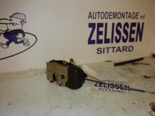Usagé Serrure portière mécanique 4portes avant gauche Opel Zafira (F75) 1.6 16V Prix sur demande proposé par Zelissen V.O.F. autodemontage