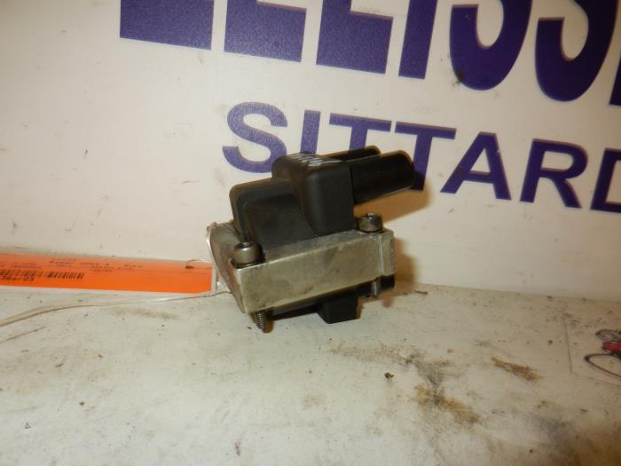 Ignition coil from a Fiat Punto II (188) 1.2 60 S 3-Drs. 2004