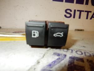 Used Tank cap cover switch Volkswagen Passat Variant (3C5) 1.9 TDI Price on request offered by Zelissen V.O.F. autodemontage