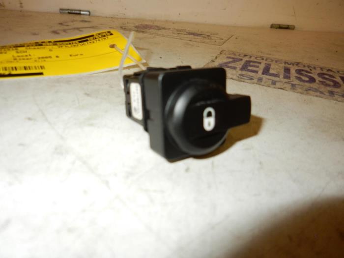 Central locking switch from a Citroën C4 Berline (LC) 1.4 16V 2005