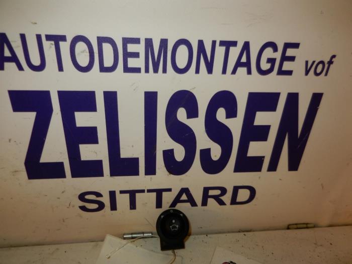 Używane Przelacznik lusterka Ford Fiesta Cena na żądanie oferowane przez Zelissen V.O.F. autodemontage