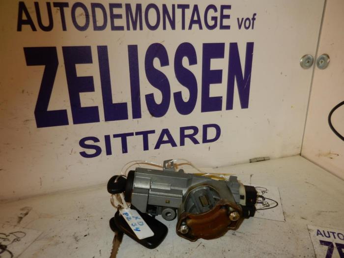 Używane Stacyjka + Kluczyk Mazda 323 Fastbreak (BJ14) 1.3 LX,GLX 16V Cena na żądanie oferowane przez Zelissen V.O.F. autodemontage