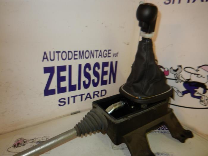 Mechanizm skrzyni biegów z Opel Corsa D 1.2 16V 2008
