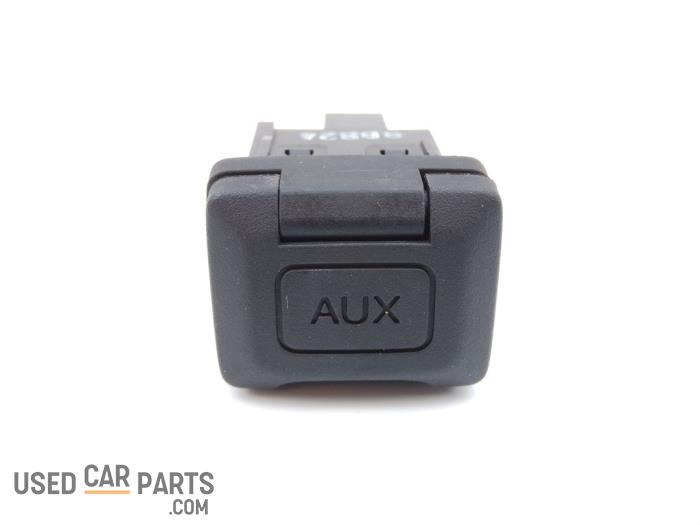 AUX / USB connection Honda CR-V 2.2 i-DTEC 16V - M34736