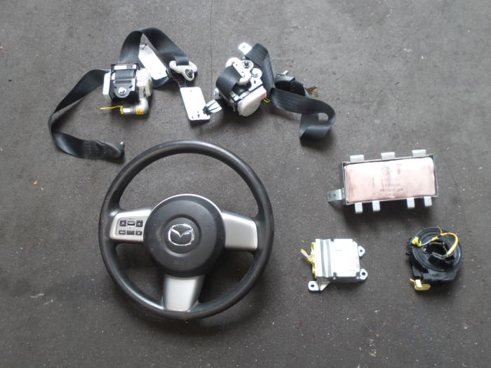 Juego y módulo de airbag de un Mazda 2. 2010