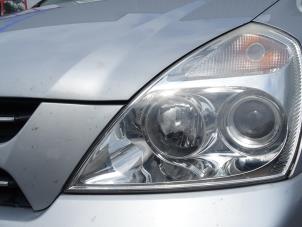 Used Headlight, left Kia Carnival Price on request offered by Bongers Auto-Onderdelen Zeeland