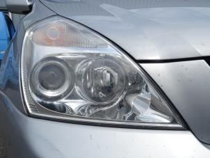 Used Headlight, right Kia Carnival Price on request offered by Bongers Auto-Onderdelen Zeeland