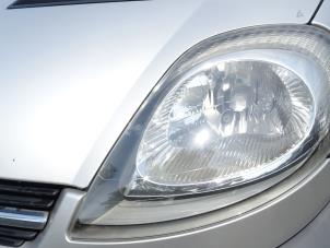 Used Headlight, left Opel Vivaro 1.9 DTI 16V Price on request offered by Bongers Auto-Onderdelen Zeeland